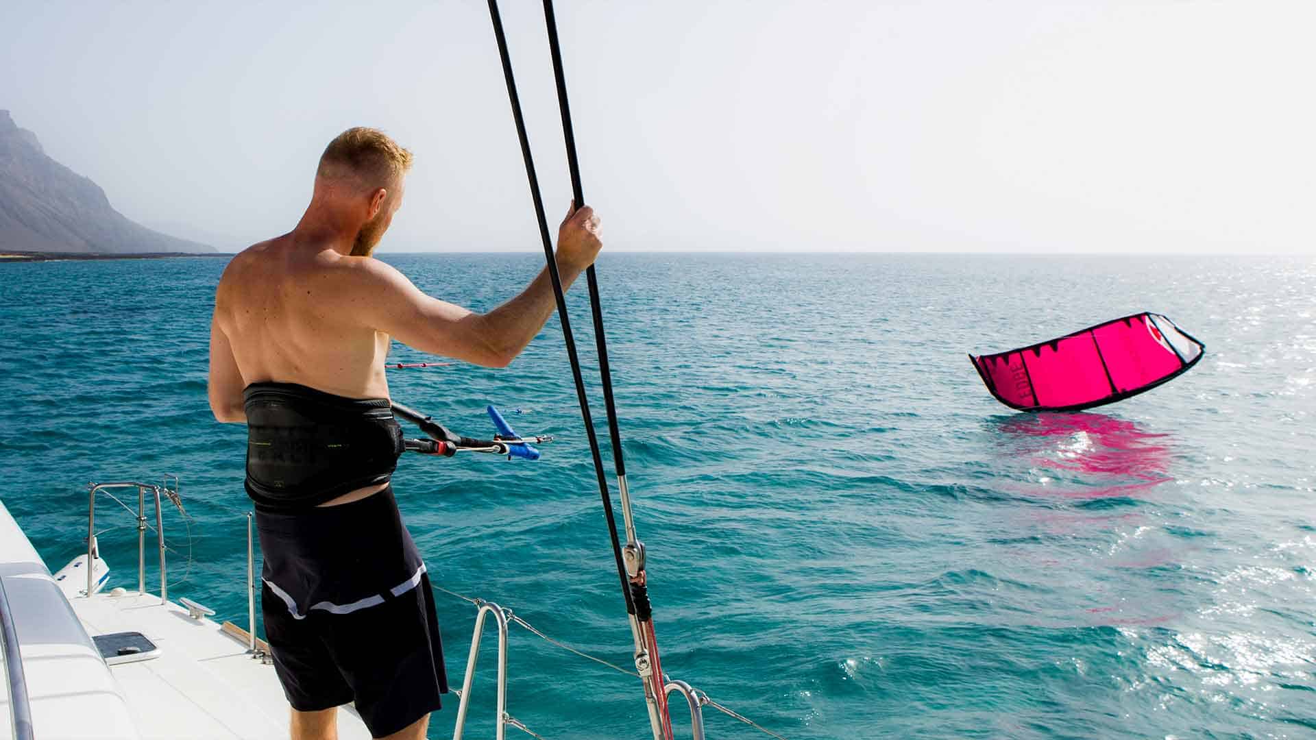 vom Boot aus ins Wasser lassen