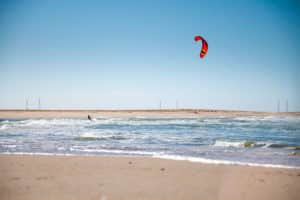 Kitesurfeur avec une aile de kitesurf en Égypte