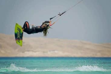 Tricks d'une kite surfeuse