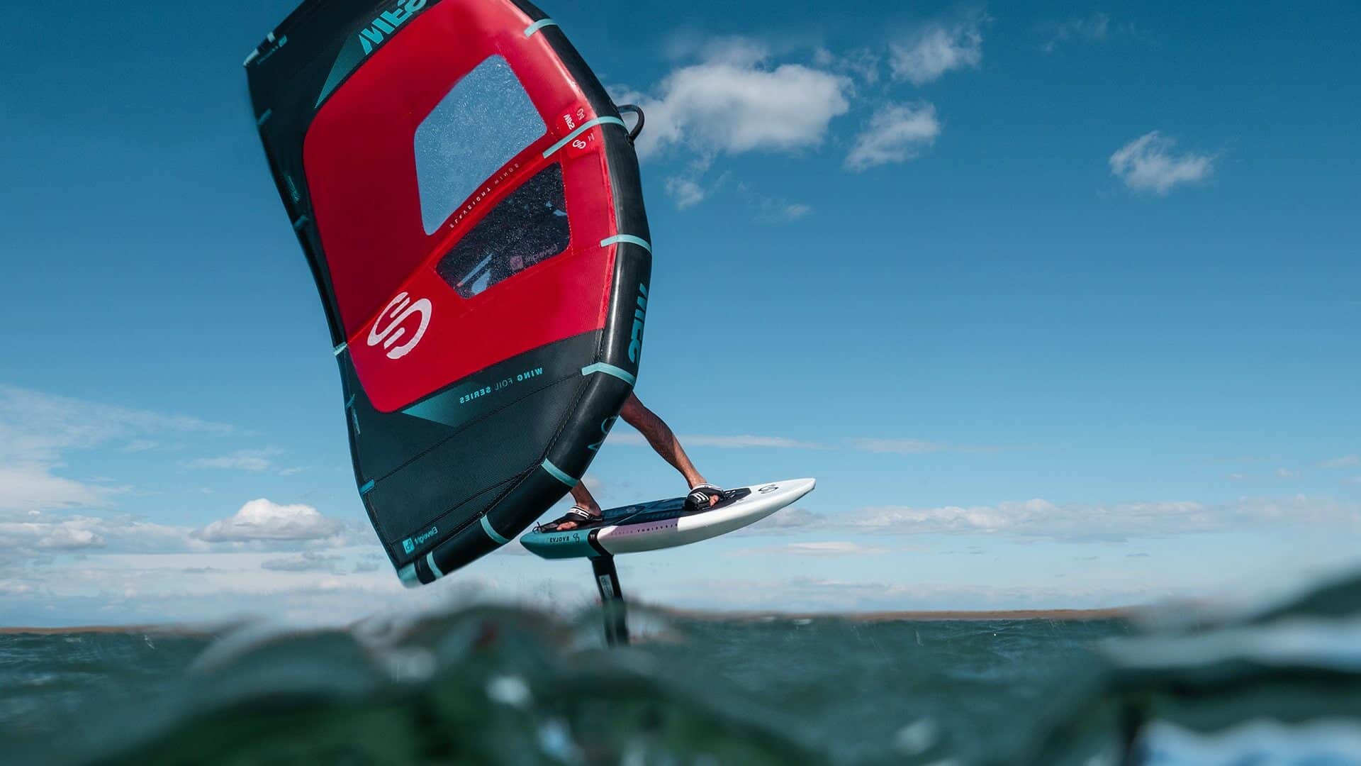 Wing foil avec une aile rouge à Leucate