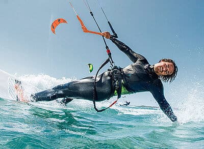 Kitesurfeur qui touche l'eau à Limnos