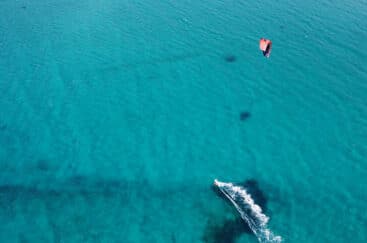 Photo d'un drone sur un spot de kitesurf à Limnos