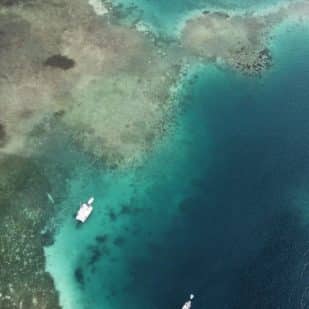 Belle vue d'un drone au dessus d'un bateau de croisière aux Antilles