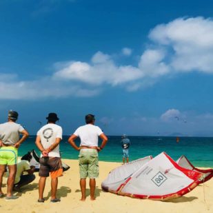Gruppenunterricht in Naxos zum Thema Kitesurfen