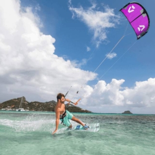 Kitesurfer with a DUOTONE kite in Saint-Martin