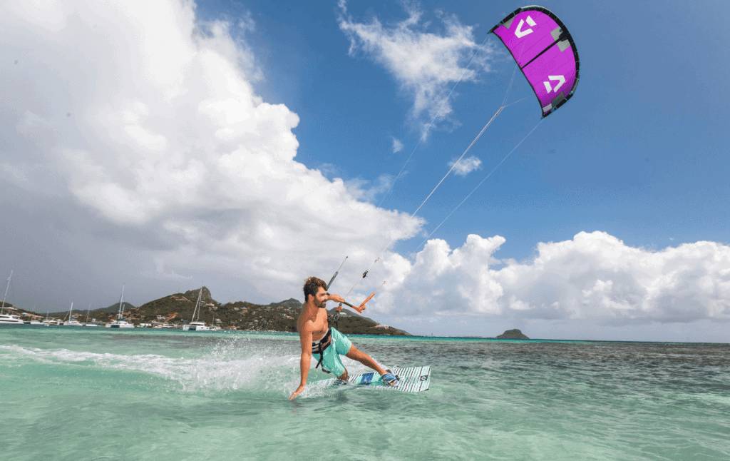 Kitesurfeur avec une aile DUOTONE à Saint-Martin