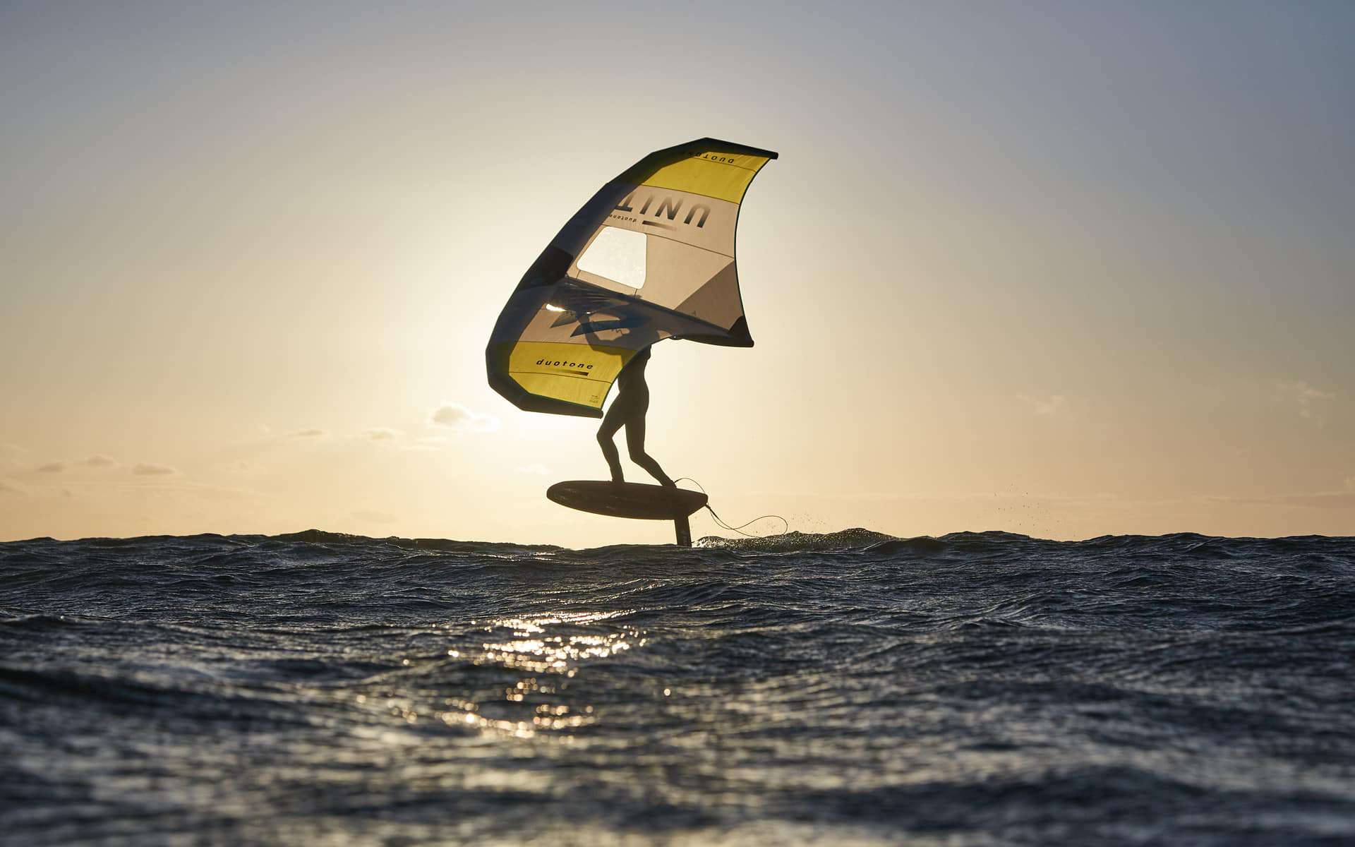 wing-4 Wing Foil pendant un sunset
