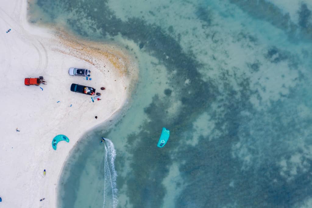 Kitesurfspot mit Fahrzeug am Wasser