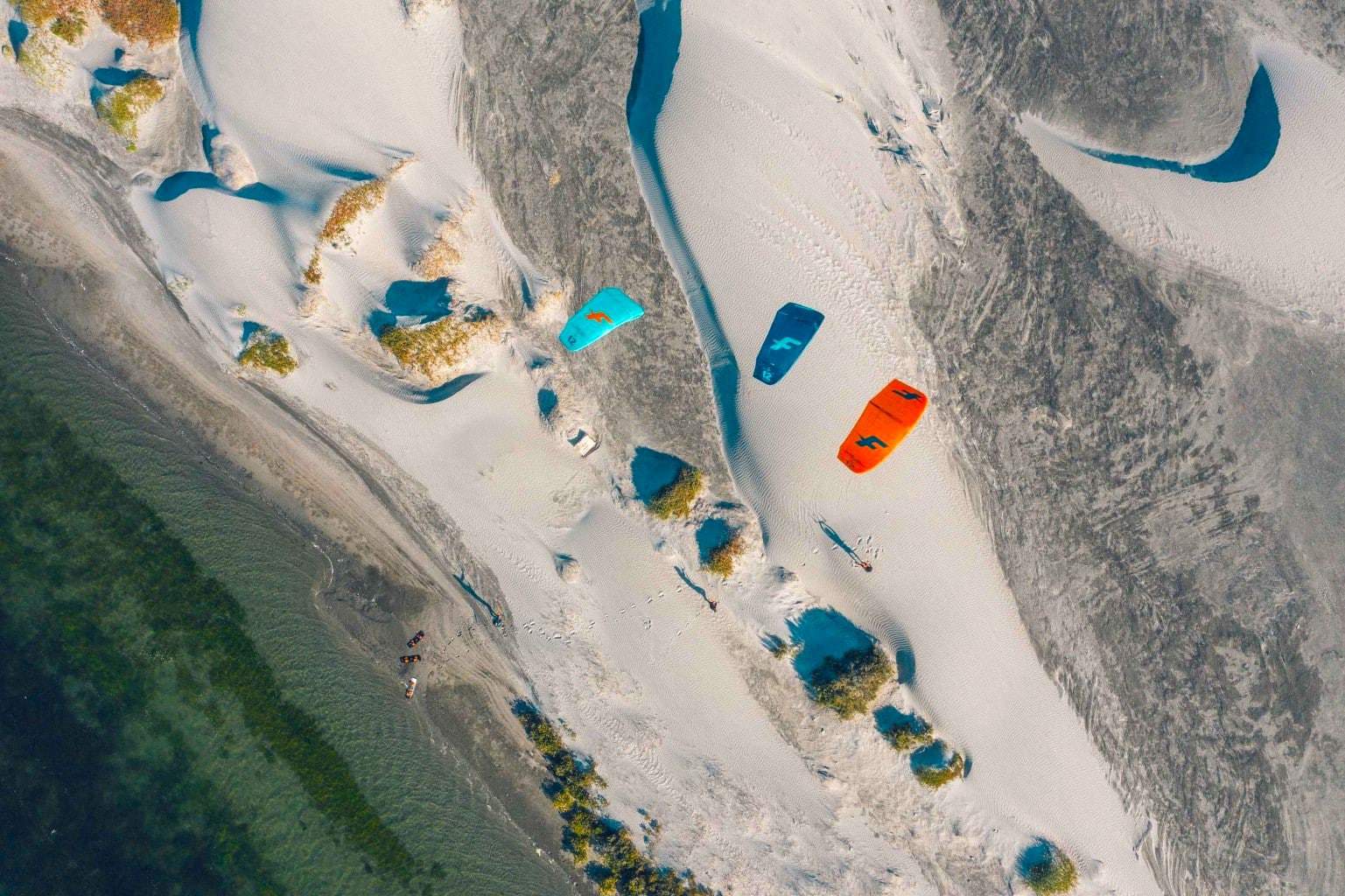 Plage avec kitesurf avec une vu du dessus