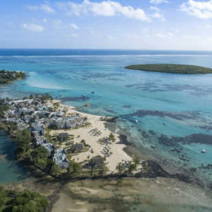 Drohnenansicht eines Hotels auf Mauritius