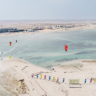 Drohnenfoto eines Kitesurfspots namens Fuwairit Beach in Katar