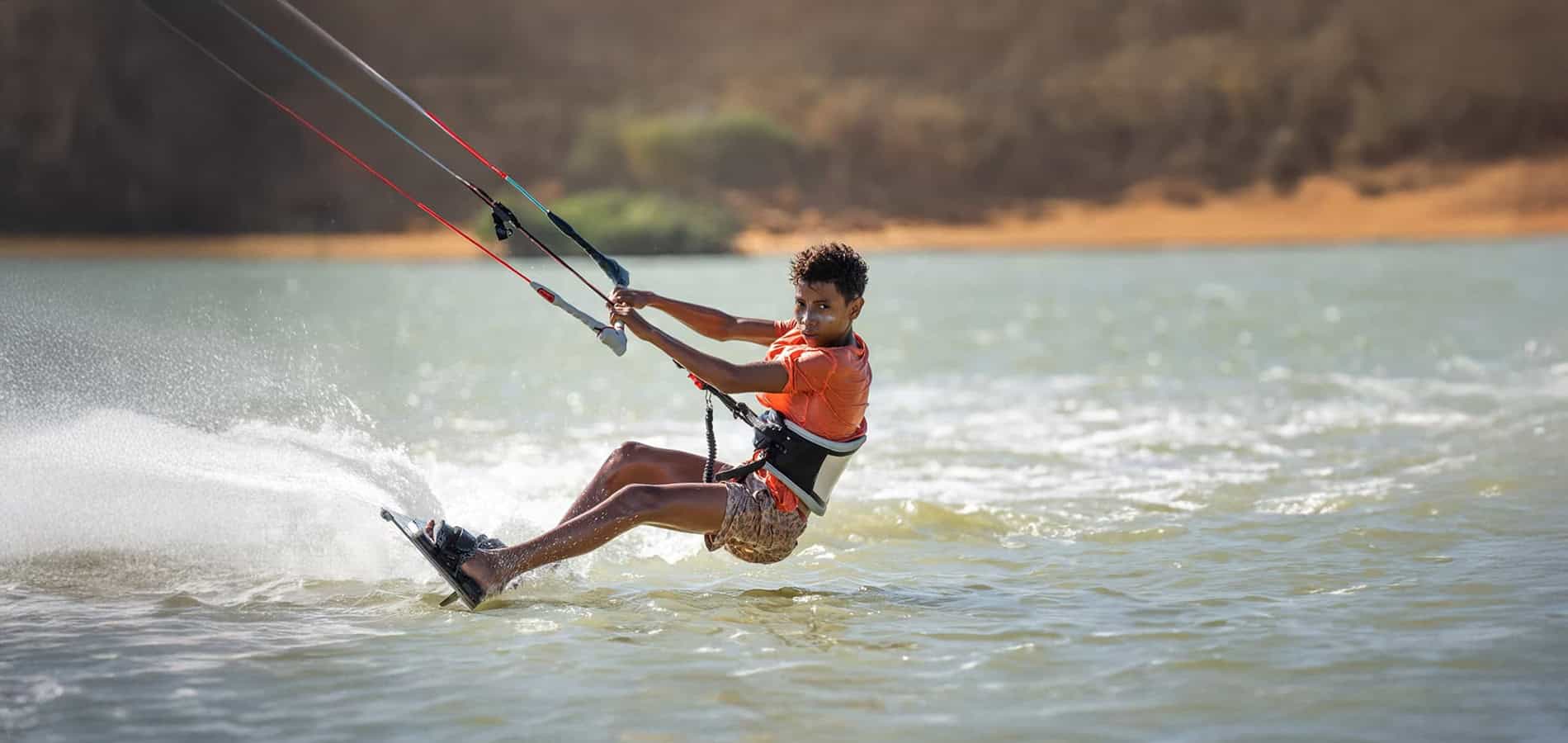 Jeune enfant faisant du kitesurf à Mayapo en Colombie