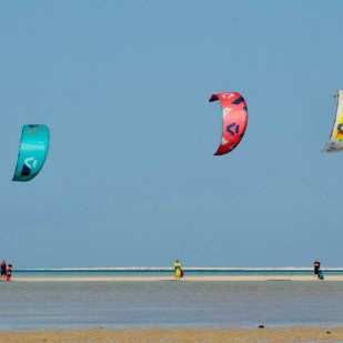Kitesurfing spot at Hamata in Egypt with numerous Duotone kitesurf sails
