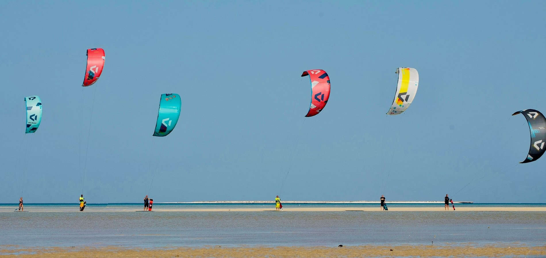 Spot de kitesurf à Hamata en Égypte avec de nombreuses voile de kitesurf Duotone