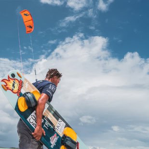 Banner der 360 Kite Travel Website zeigt einen Kitesurfer in Los Roques in Venezuela