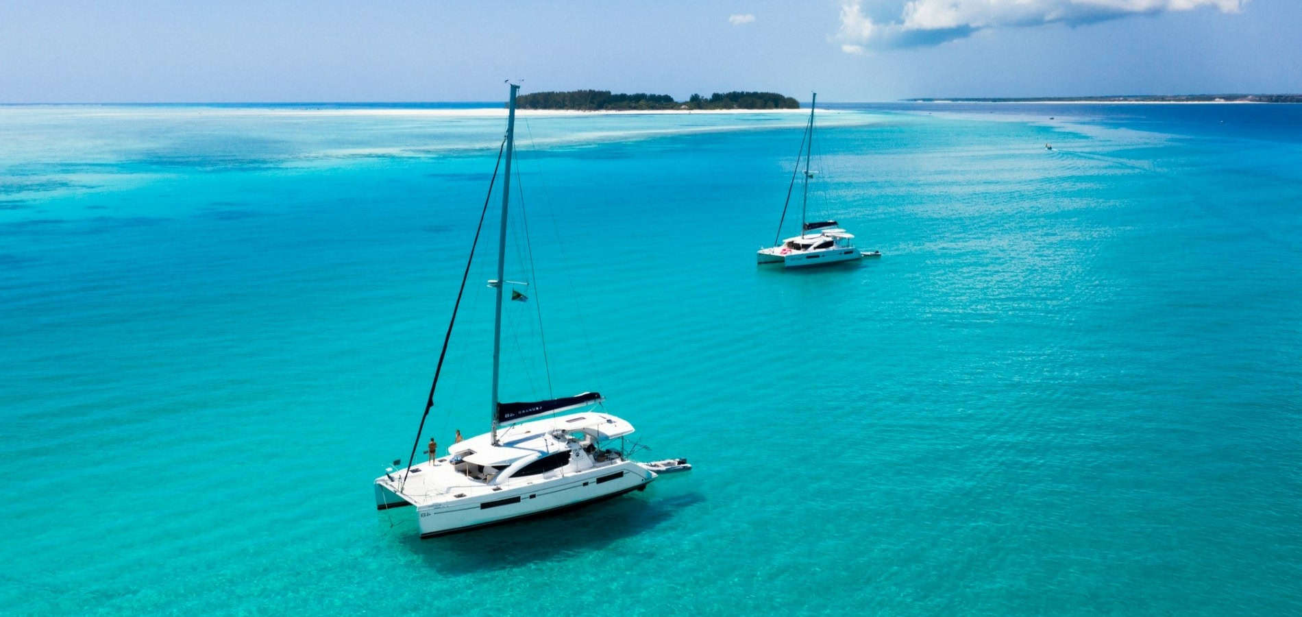Deux catamaran dans l'eau turquoise de Zanzibar