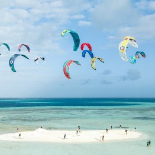 Drohnenfoto des Kitesurfspots in Los Roques mit türkisfarbenem Wasser